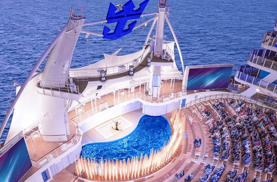 Акватеатр под открытым небом на Symphony of the Seas