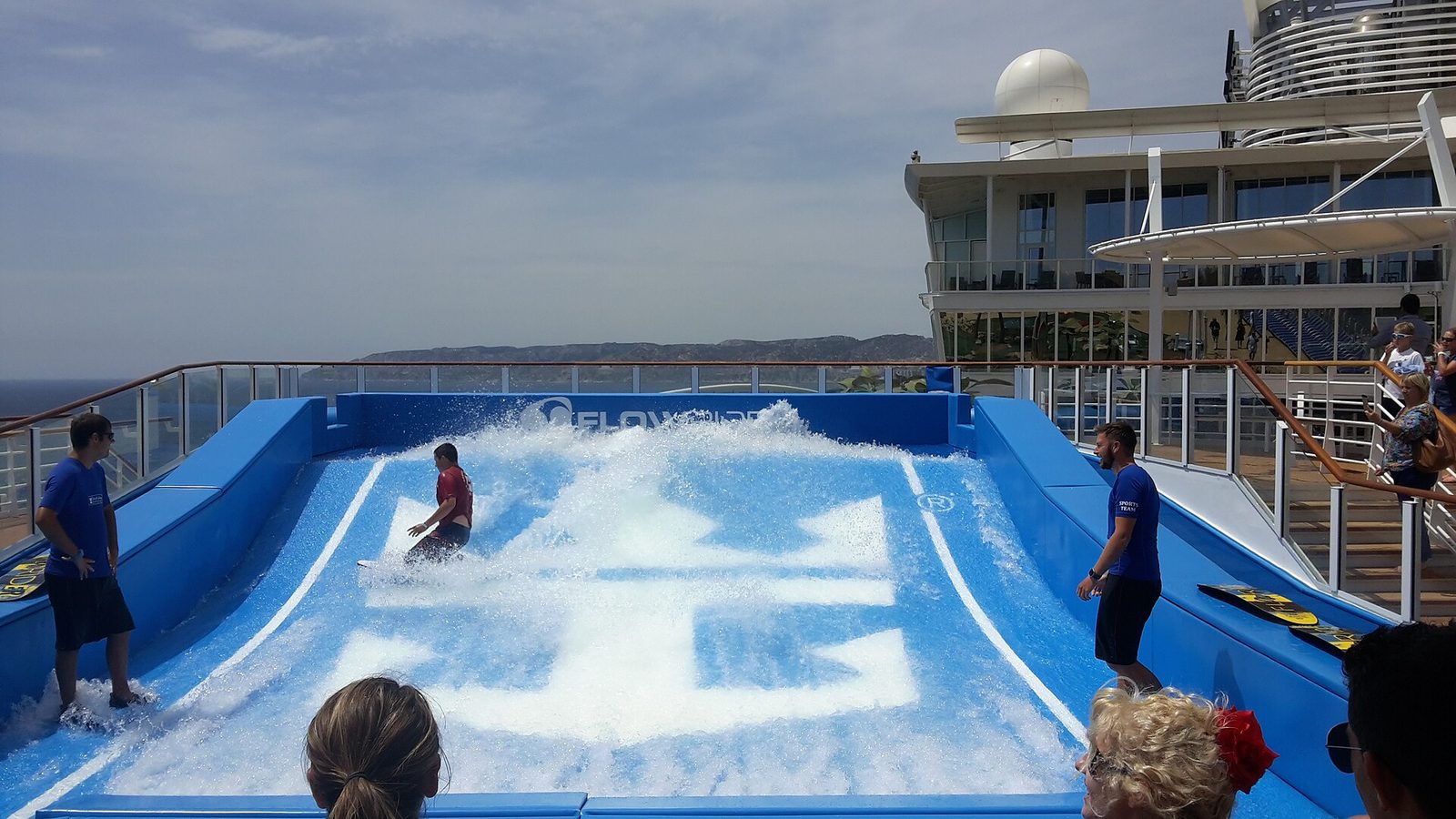 Сёрф-симулятор FlowRider на Symphony of the Seas